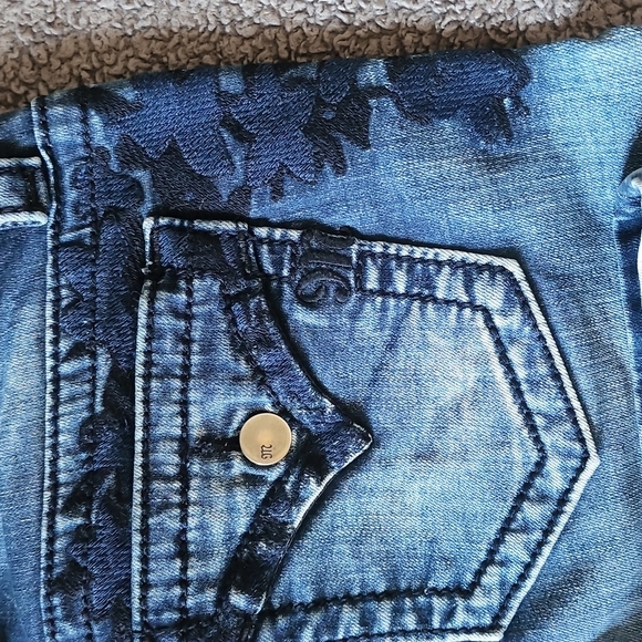 🥰HP🥰 EUC Miss Me: Signature Skinny Stretch Jean, Dark/Light contrasted wash - Picture 3 of 9